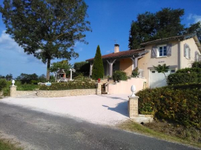 Maison de charme à Lendou-en-Quercy avec vue sur la montagne
